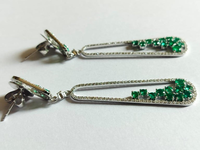 Set in 18K Gold, 2.61 carats, natural Emerald & Diamonds Chandelier Earrings
