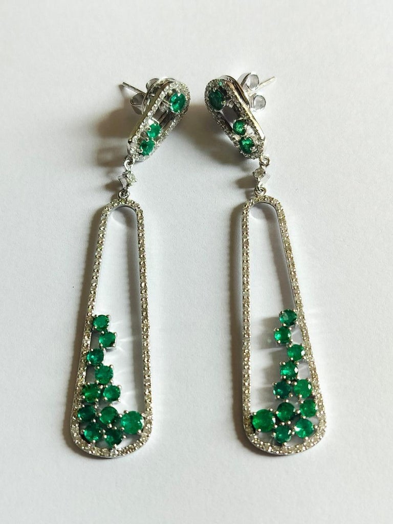 Set in 18K Gold, 2.61 carats, natural Emerald & Diamonds Chandelier Earrings