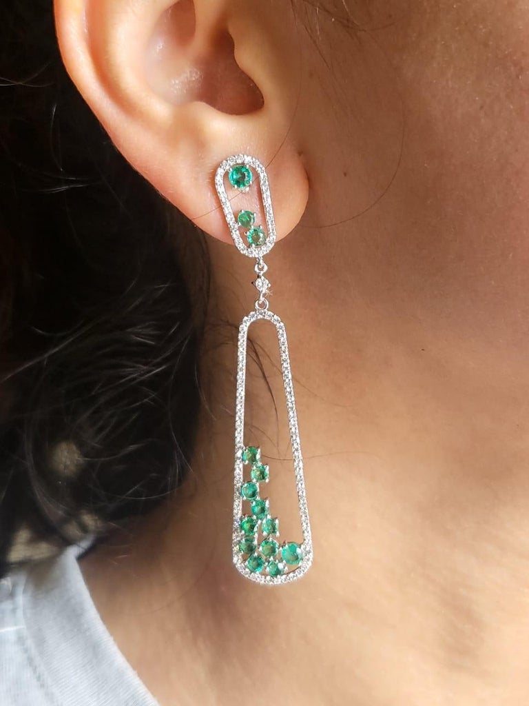 Set in 18K Gold, 2.61 carats, natural Emerald & Diamonds Chandelier Earrings