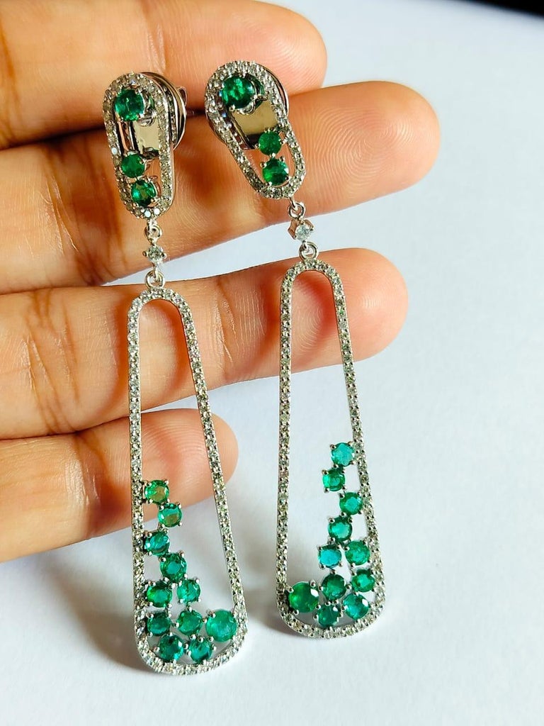 Set in 18K Gold, 2.61 carats, natural Emerald & Diamonds Chandelier Earrings