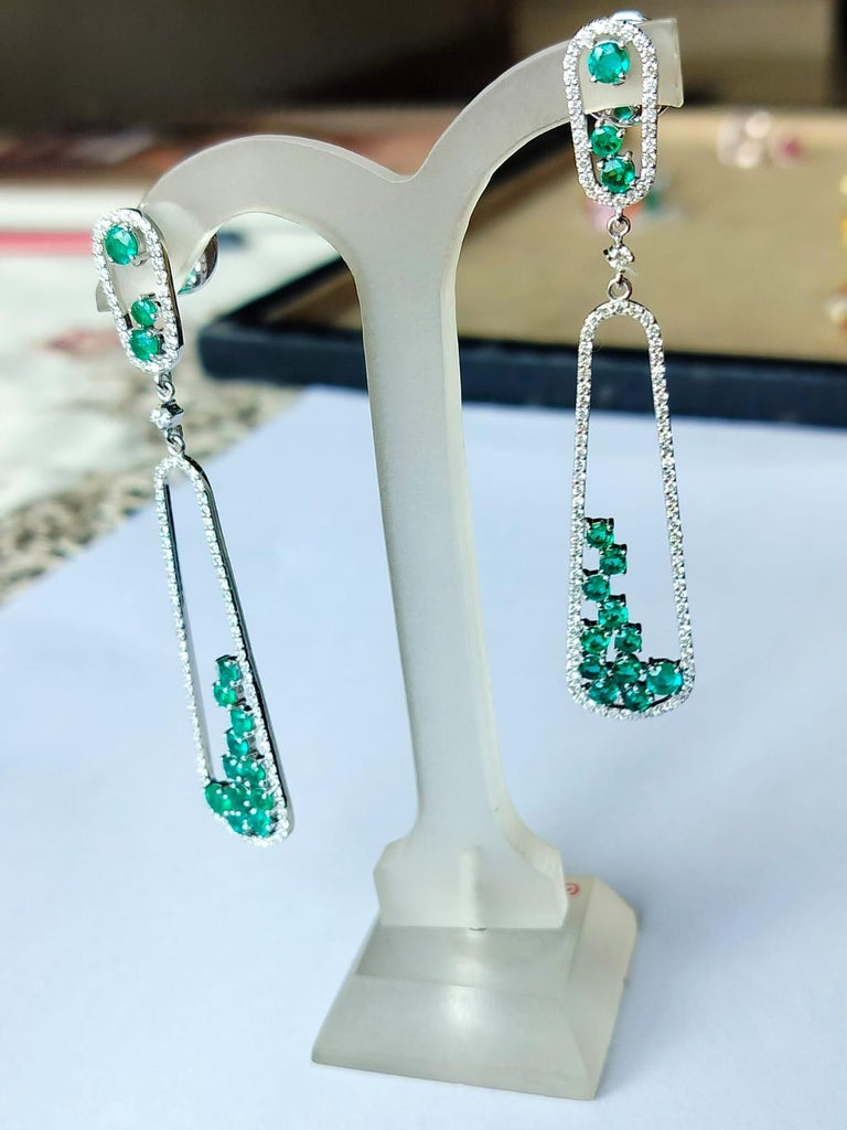 Set in 18K Gold, 2.61 carats, natural Emerald & Diamonds Chandelier Earrings